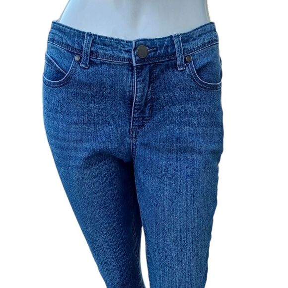 686945....Bandolino Ankle Crop Jeans Size 6, 30" Waist 24" Inseam 10" Rise - Picture 1 of 6